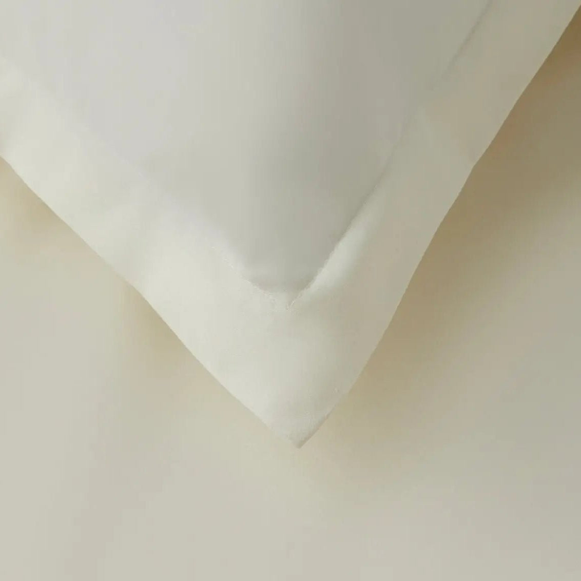 Ivory bedding detail pillow and sheett